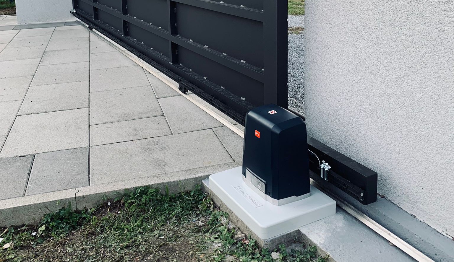 SimpleBase temelj s motorom za kliznu ogradu u krupnom planu